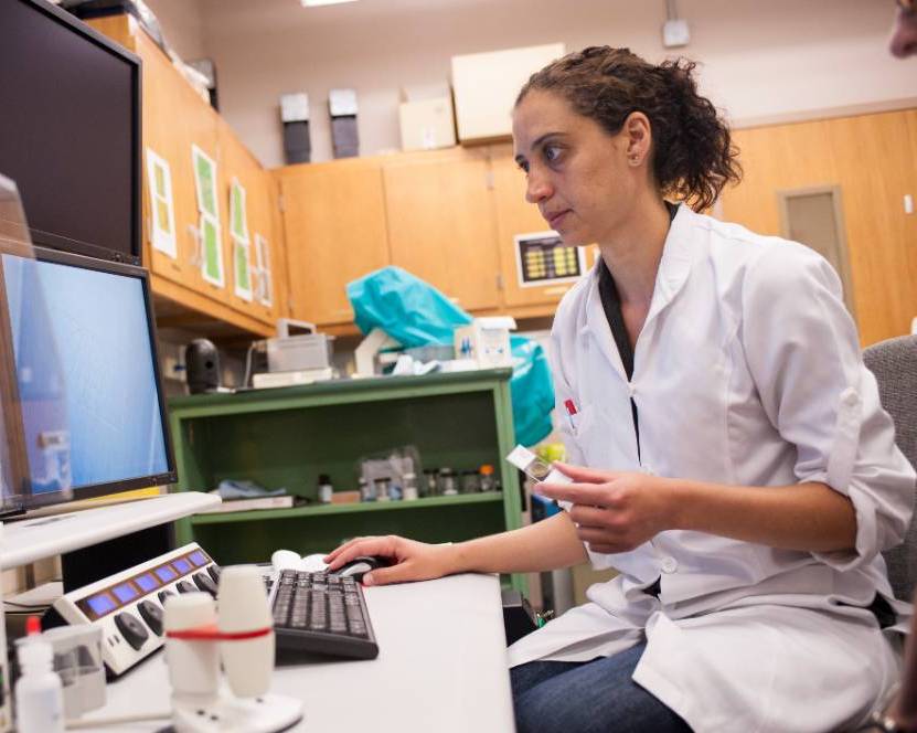 Image of graduate student working on computer in the microscopy lab.