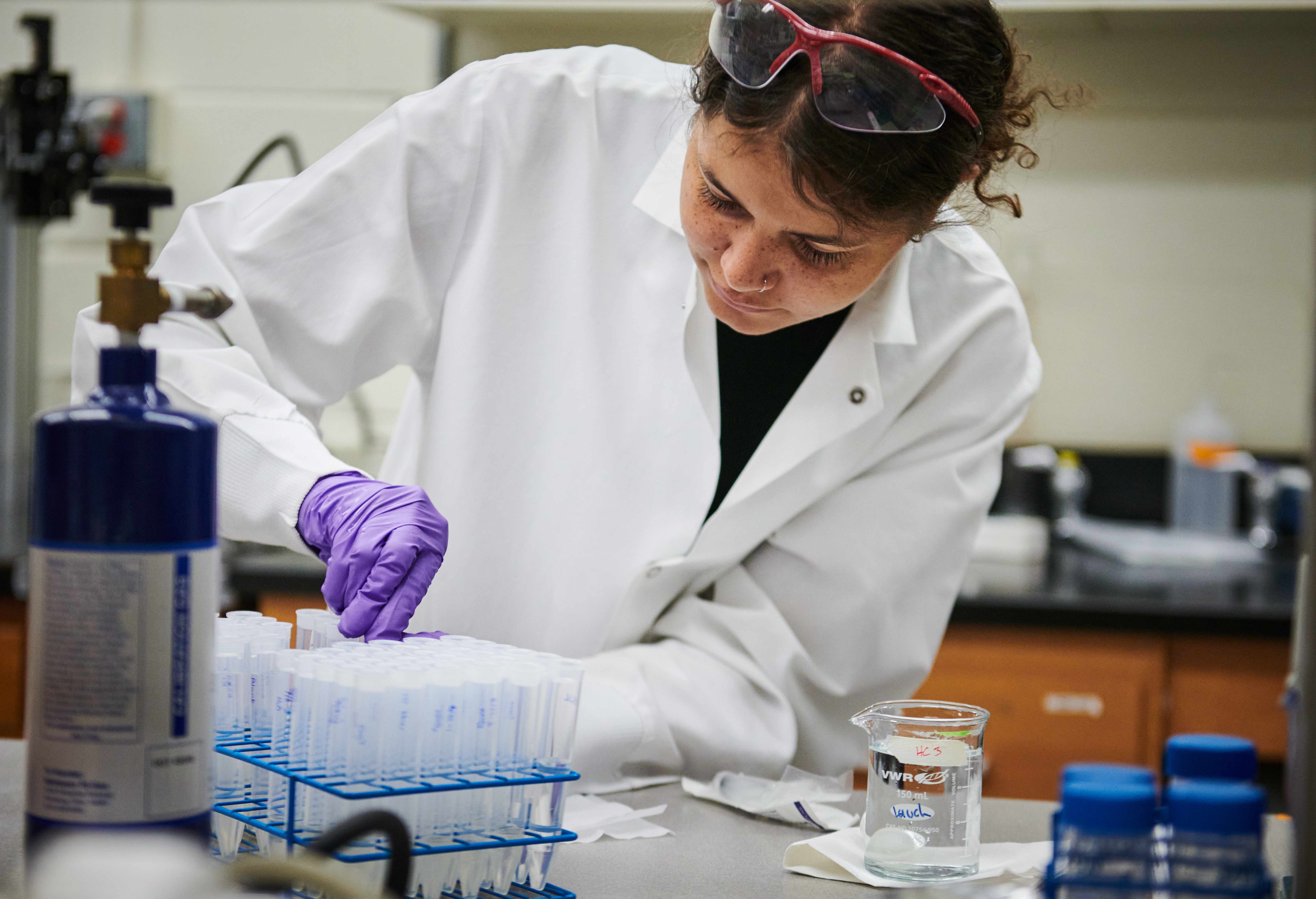 2022 REU Student working in the lab.